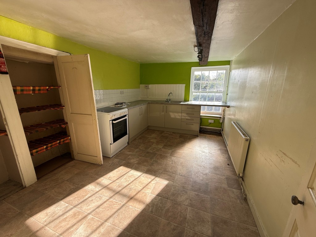 Lot: 86 - PAIR OF SHOPS AND TWO FLATS FOR REFURBISHMENT - Room eight